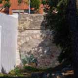 Tra quest�ultima e lo slargo della ferrovia c�� un dislivello di 5-6 metri, ben evidenziato da una delle arcate di Masotino posta lateralmente alla scalinata